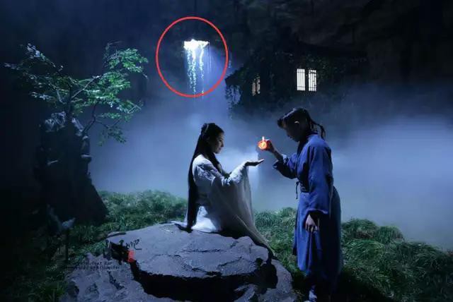 Lỗi khó tin trong phim cổ trang: Xác chết nằm chơi điện thoại, ô tô chạy trên đường